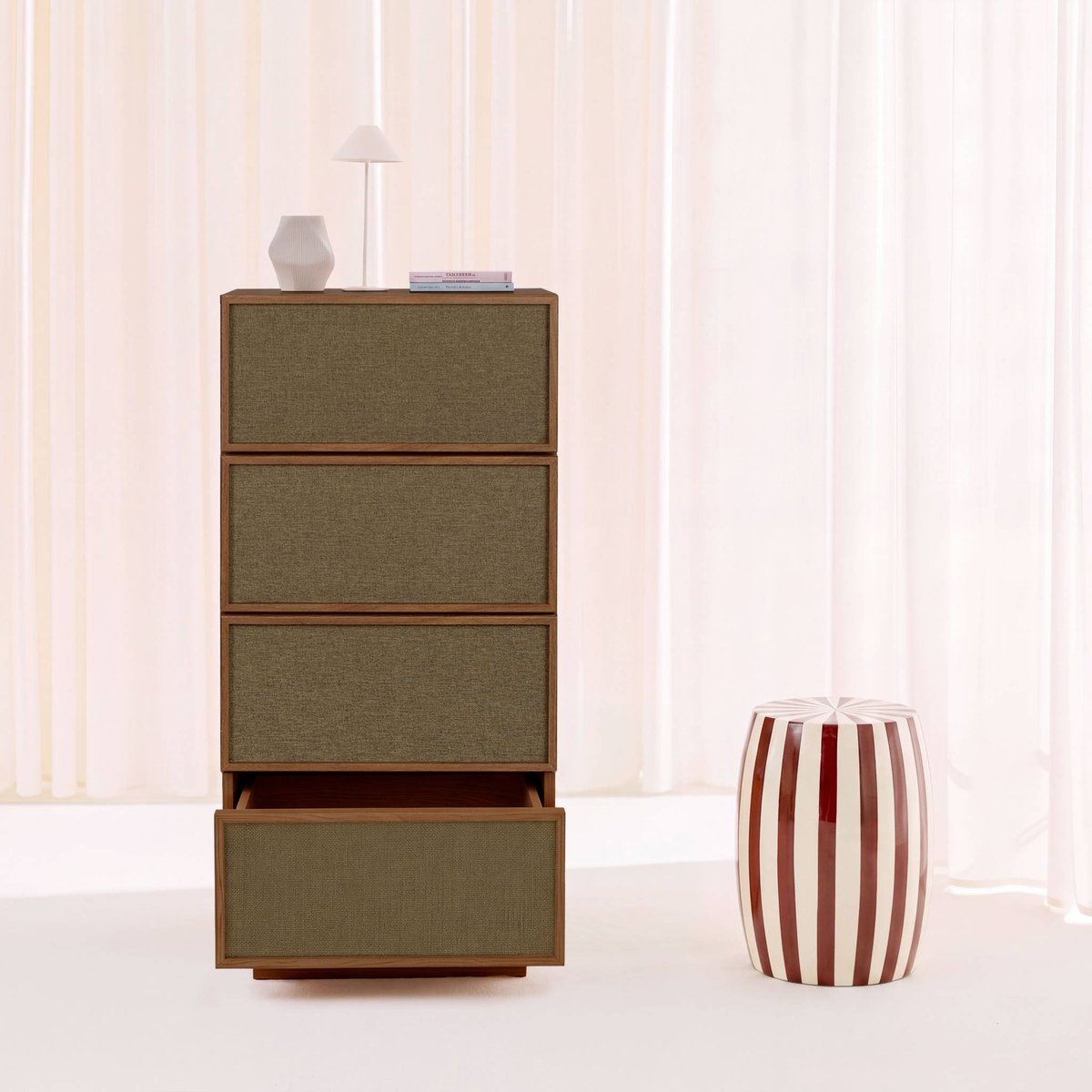 Chiffonnier décor bois et tissu 4 tiroirs KUBA naturel, SWEEEK