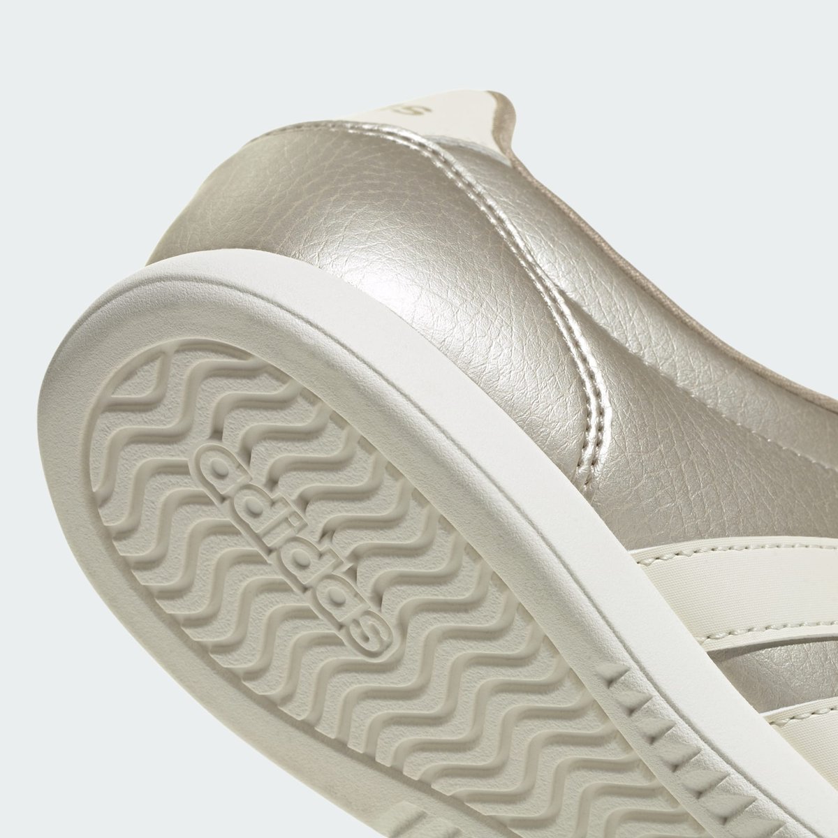 Chaussure Barreda Lo Chaussure Barreda Lo cyber metallic / off white / beige, ADIDAS SPORTSWEAR