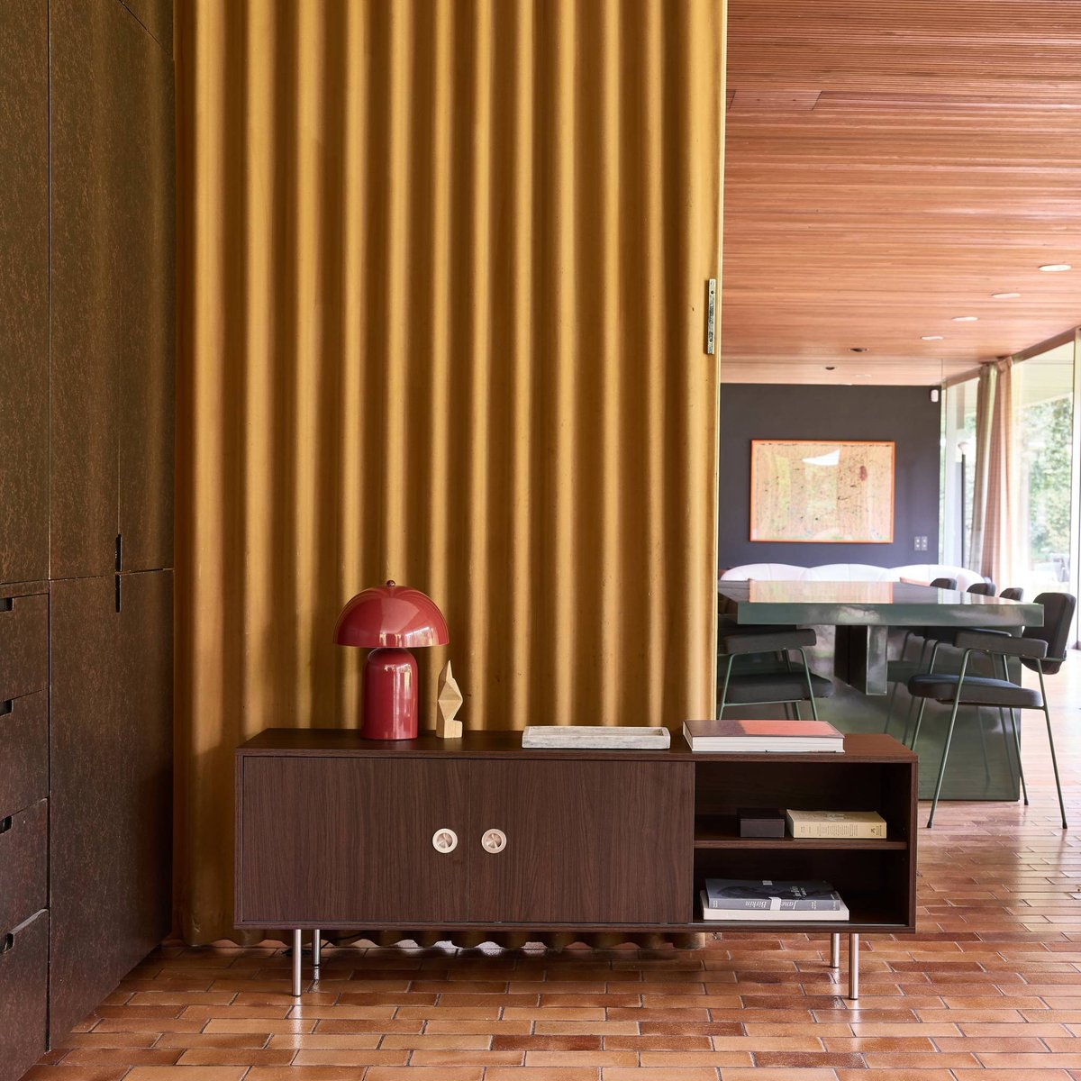 Meuble TV vintage décor bois et acier inoxydable 2 portes 140cm SHELBY noyer, SWEEEK