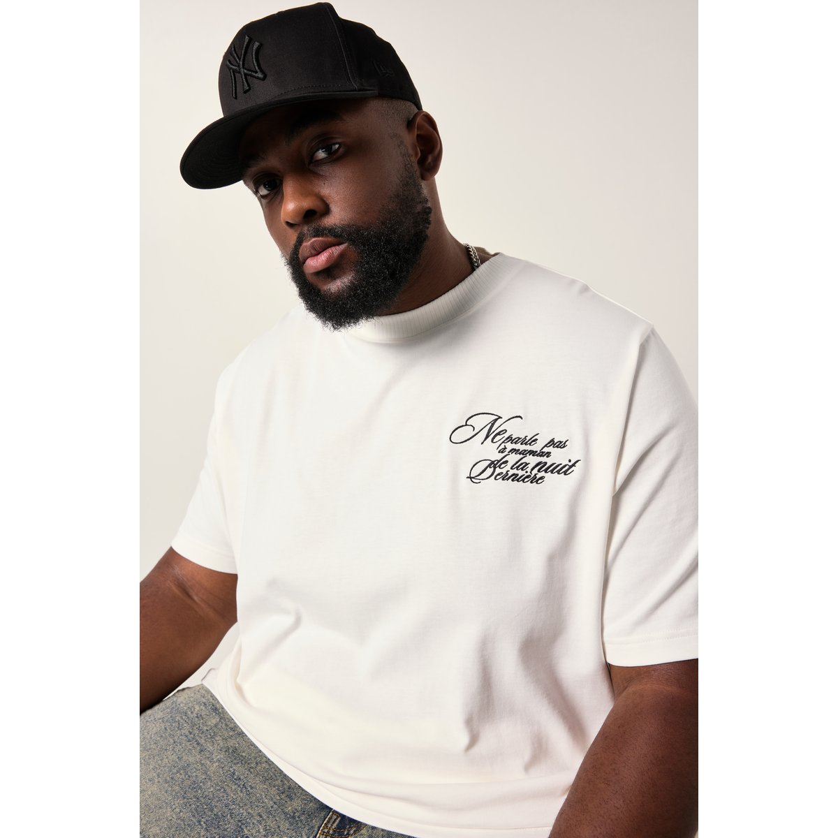 T-shirt, manches courtes et broderies blanc cassé, STHUGE