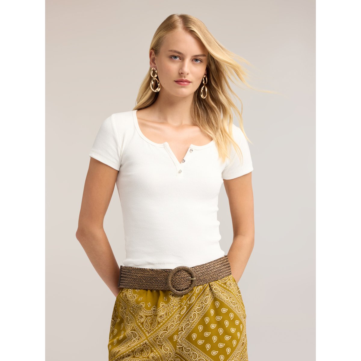 T-shirt avec encolure tunisienne et boutons bijoux blanc, MOTIVI