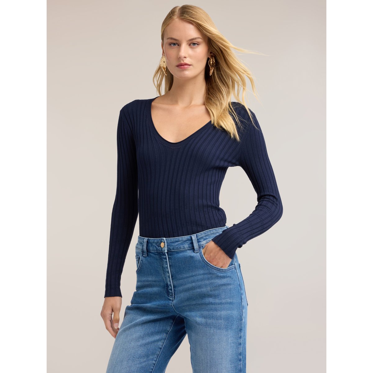 Pull à côtes plates avec encolure en V bleu, MOTIVI
