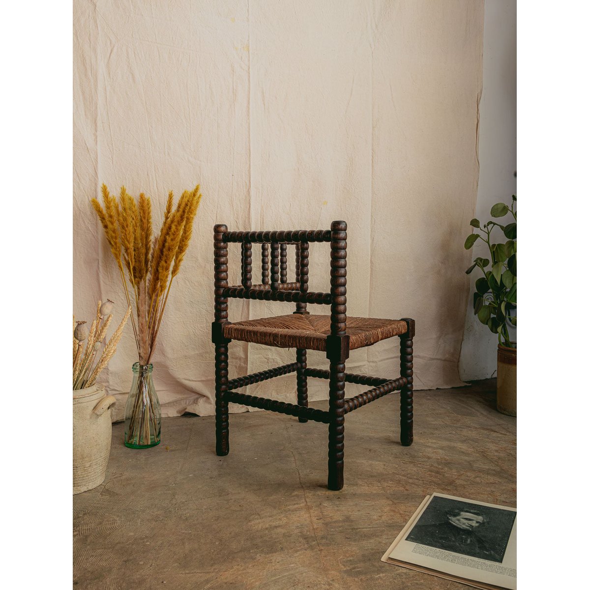 Fauteuil d'angle en bois foncé et perlé Ernest N°1568 - Bon état bois foncé, DEBONGOUT