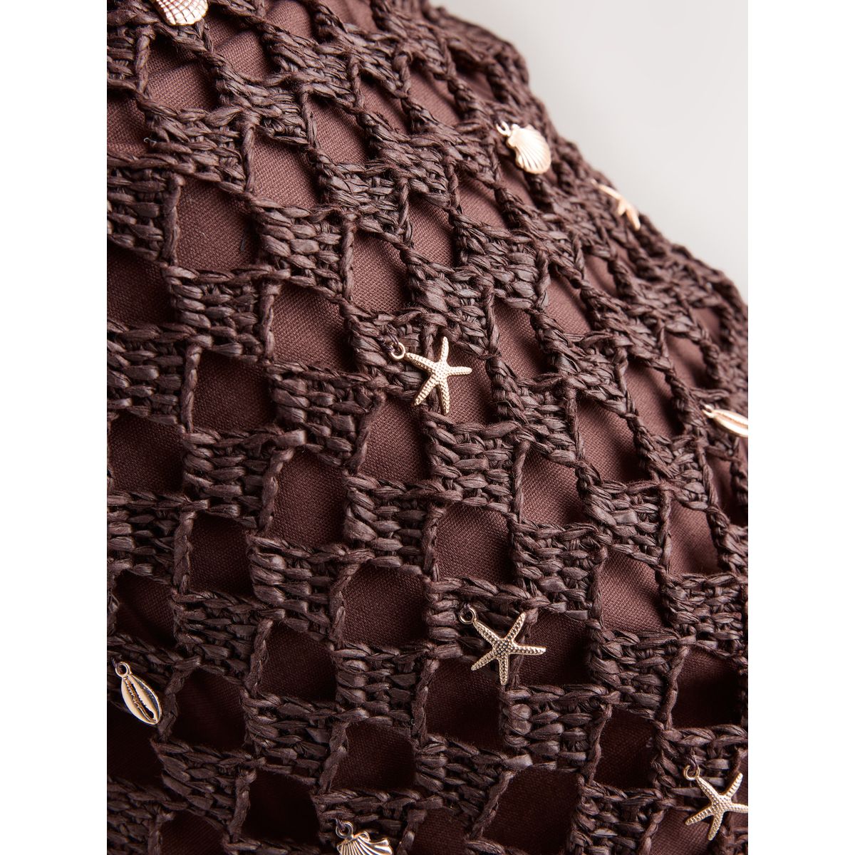 Sac porté épaule aspect crochet à coquillage marron chocolat, NEXT