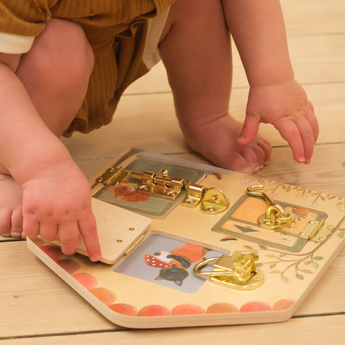 Tableau d'activités à serrures beige, orange, vert, EGMONT TOYS