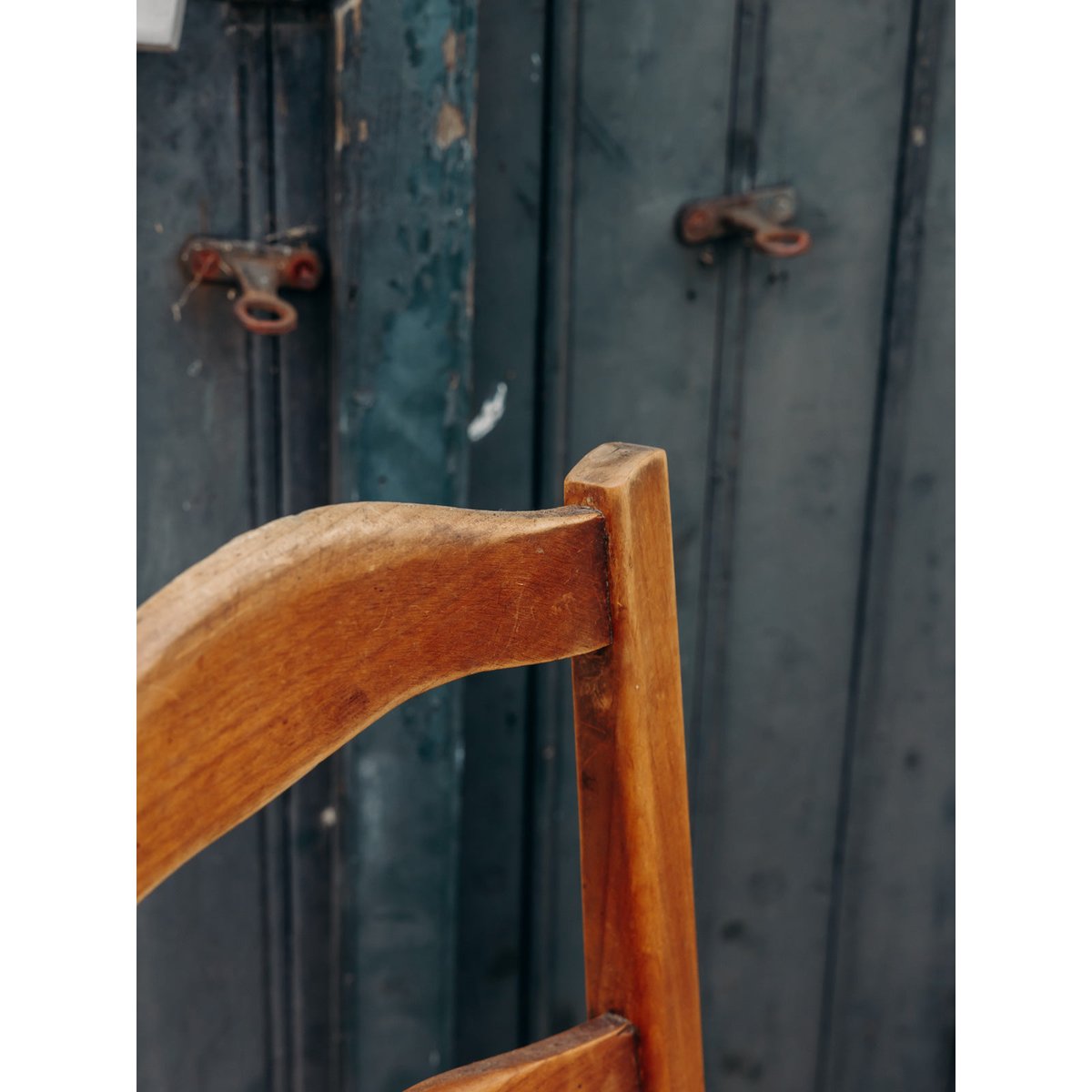 Lot de 4 chaises en bois Claude N°847 - Bon état bois foncé, DEBONGOUT