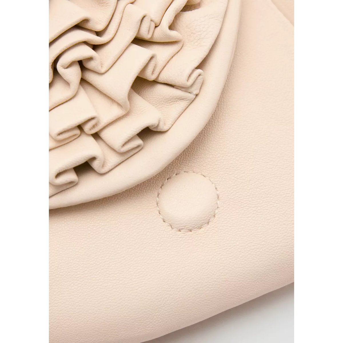 Sac à main en cuir fleur relief blanc cassé, MANGO