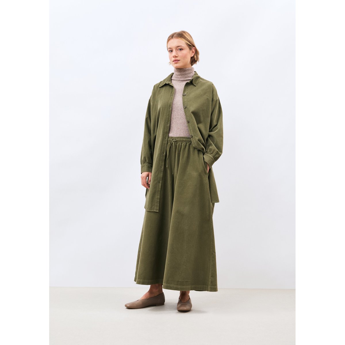 Robe chemise manches longues en velours côtelé army, HUMILITY