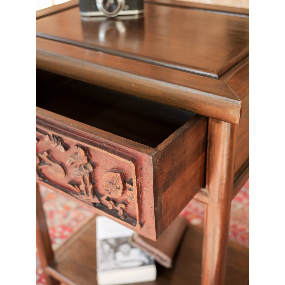 Table d'appoint au tiroir sculpté Francine N°1584 - Bon état bois foncé, DEBONGOUT