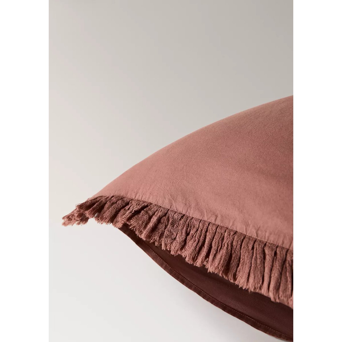 Deux taies d’oreiller en coton lavé avec volant en mousseline effilochée 50×75 cm rose géranium, MANGO HOME
