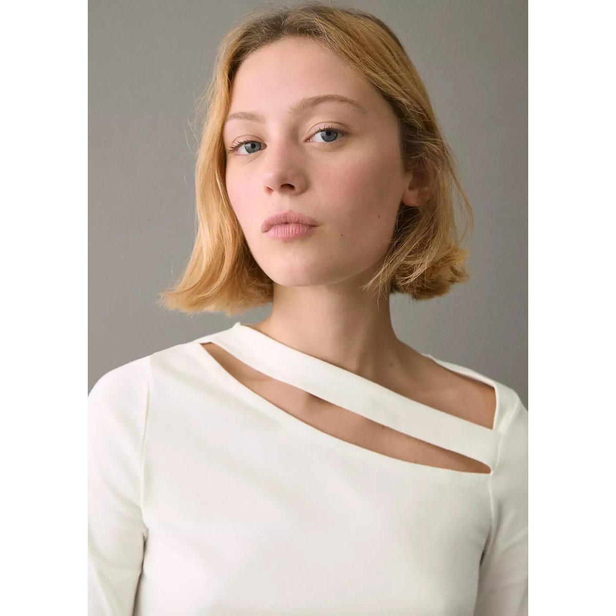 T-shirt asymétrique à découpe blanc cassé, MANGO TEEN