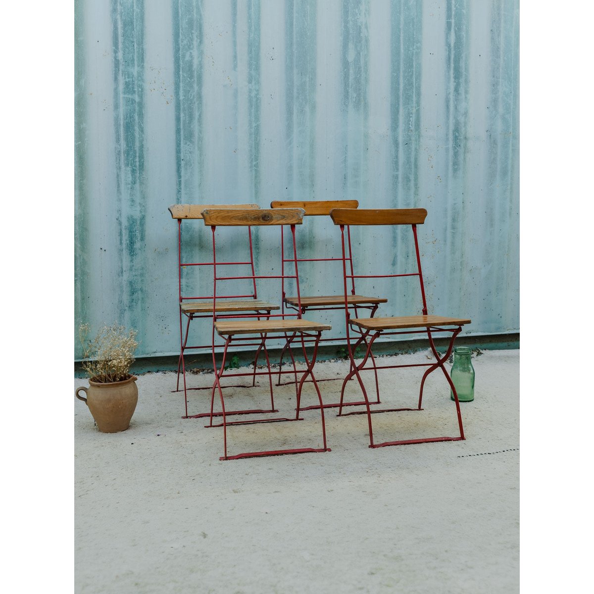 Lot de 4 chaises en bois et métal rouge Claude N°1652 - Bon état bois foncé, DEBONGOUT
