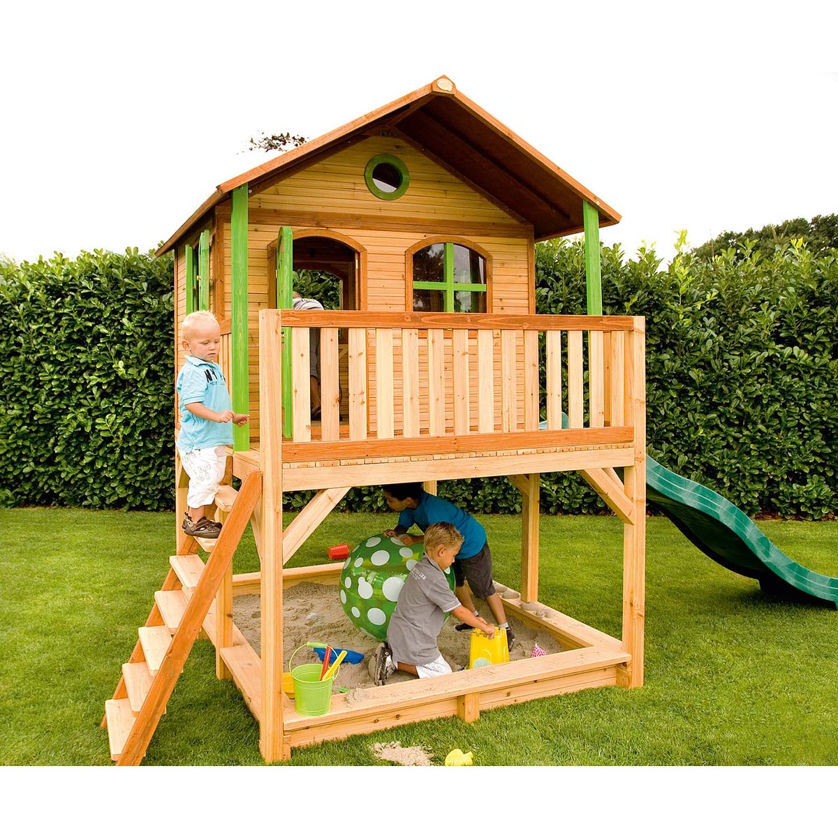 Cabane enfant sur pilotis avec toboggan et bac à sable Marc beige, AXI