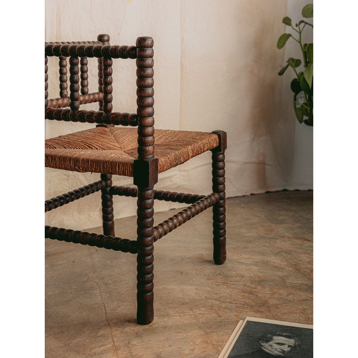 Fauteuil d'angle en bois foncé et perlé Ernest N°1568 - Bon état bois foncé, DEBONGOUT