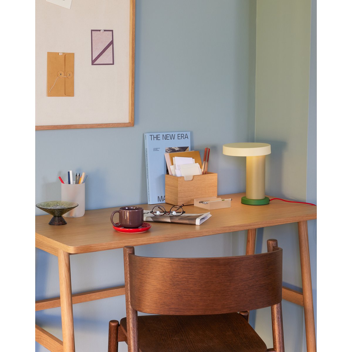 Lampe de table en fer et polycarbonate MAGIC vert/olive, HUBSCH