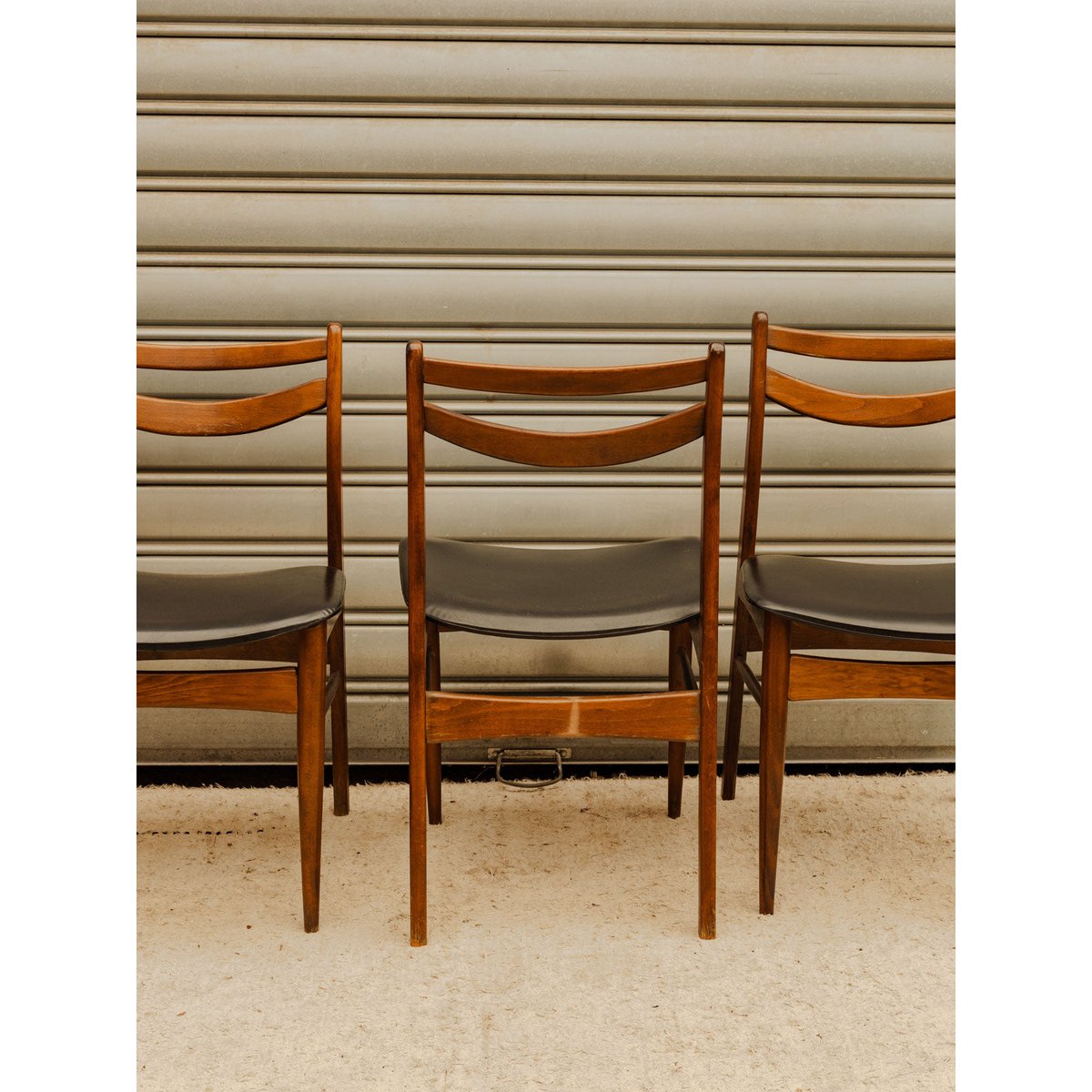 Lot de 3 chaises en bois et cuir noir Alma N°2125 - Bon état bois foncé, DEBONGOUT