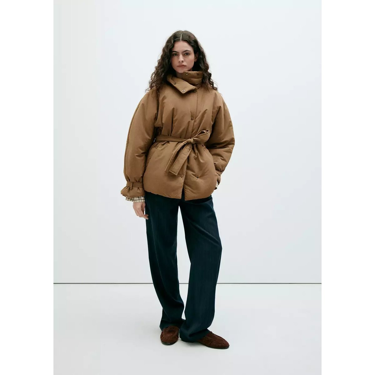 Anorak matelassé avec ceinture marron moyen, MANGO