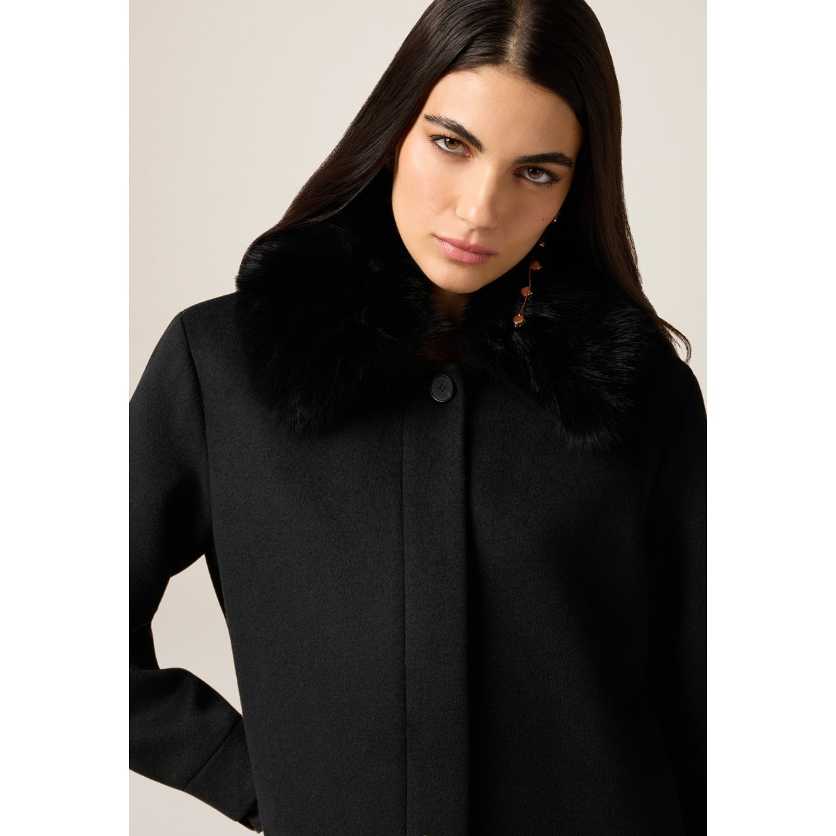 Manteau long noir, OLTRE