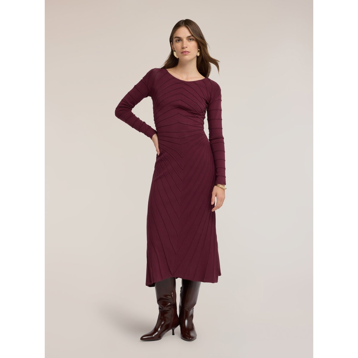 Robe fourreau avec texture en relief burgundy, MOTIVI