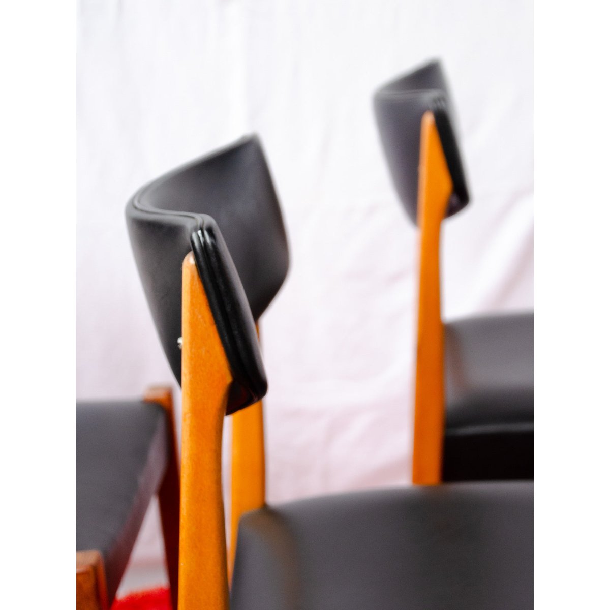 Lot de 4 chaises en teck et skaï Alma N°2129 - Bon état bois clair, DEBONGOUT