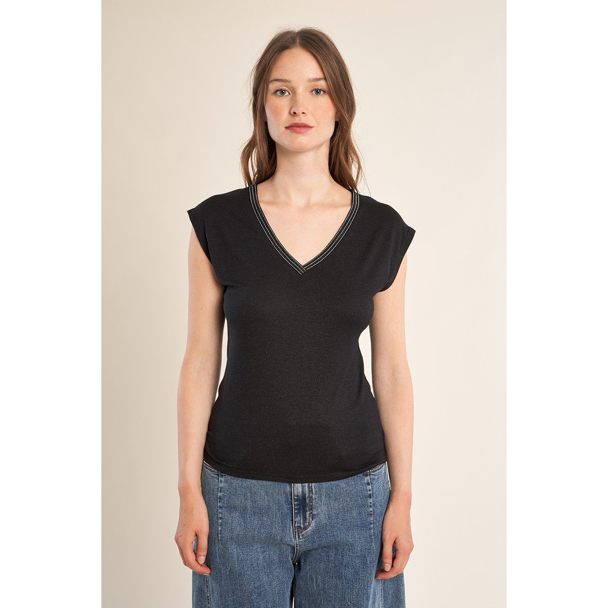 T-shirt à col V, orné de strass noir, MOLLY BRACKEN