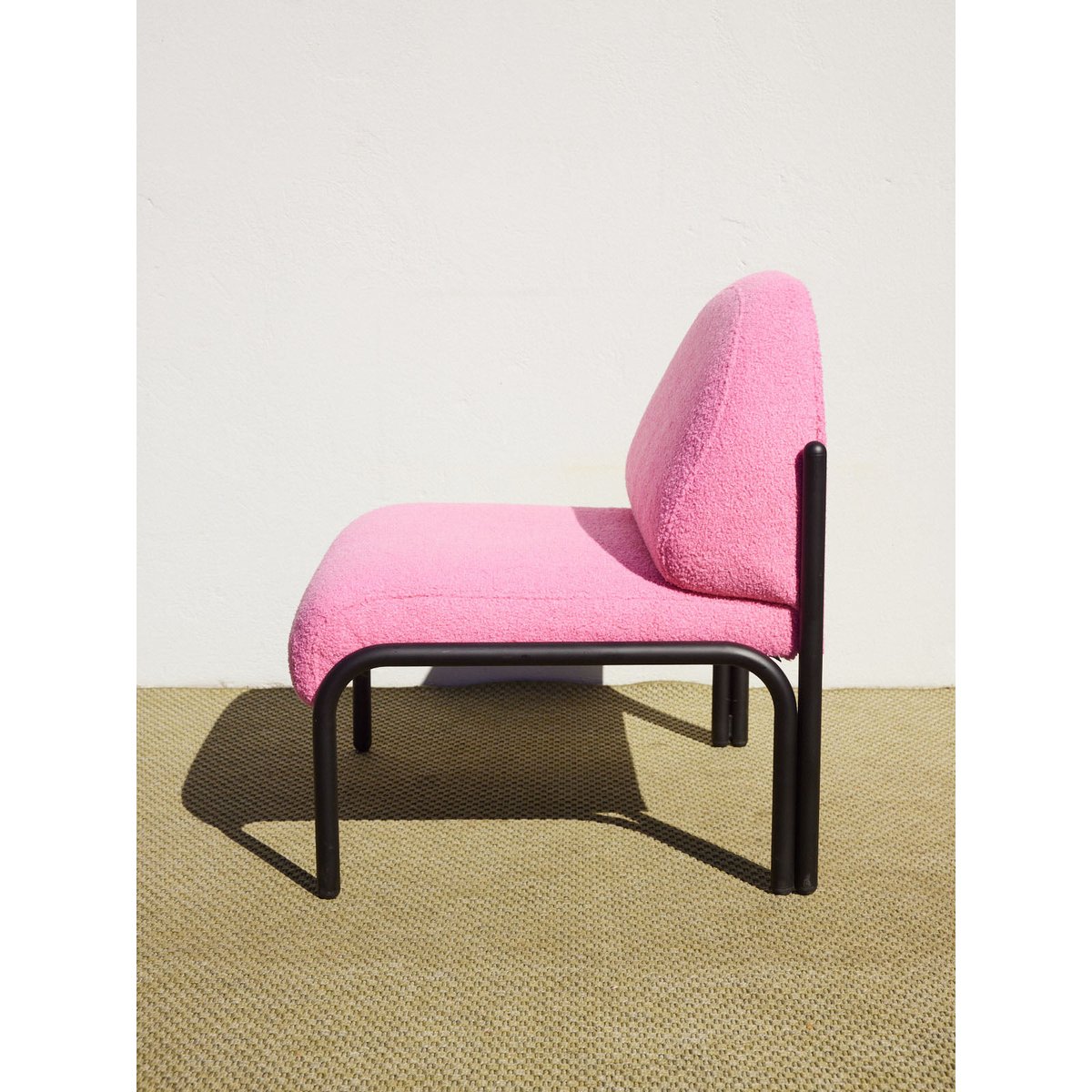 Fauteuil rose bonbon Jakob N°1354 - Bon état noir, DEBONGOUT