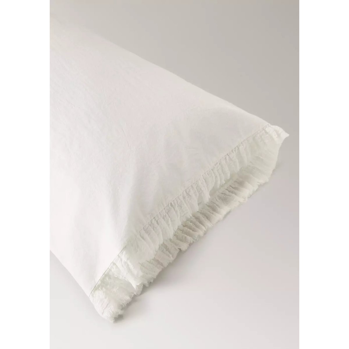 Taie d'oreiller coton lavé volant en gaze effiloché 45x110 cm écru, MANGO HOME