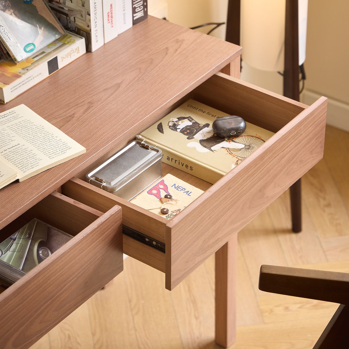 Bureau 2 tiroirs, bois de noyer, VASTERAS bois naturel, NORDLYS