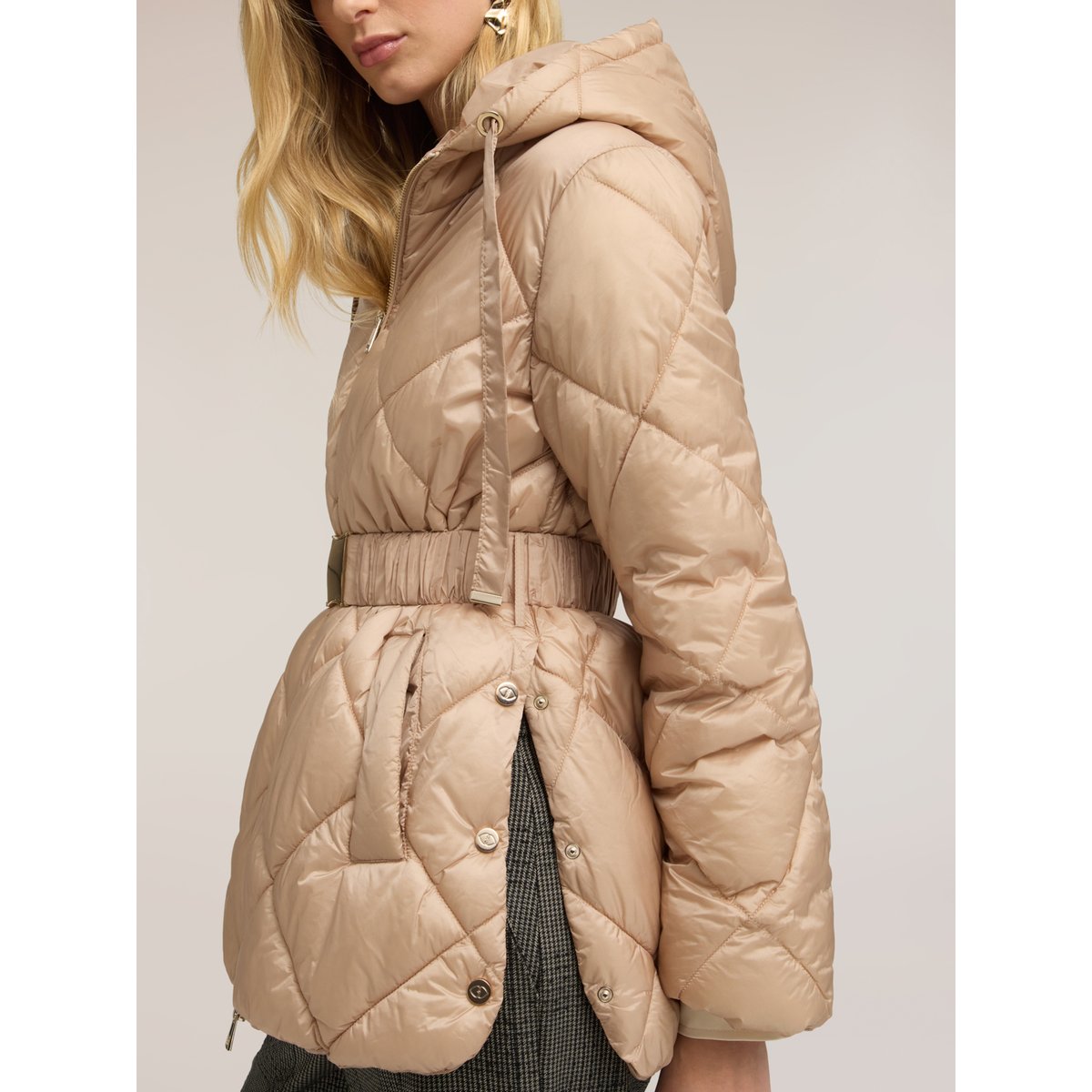Veste matelassée légère avec ceinture à la taille beige, MOTIVI