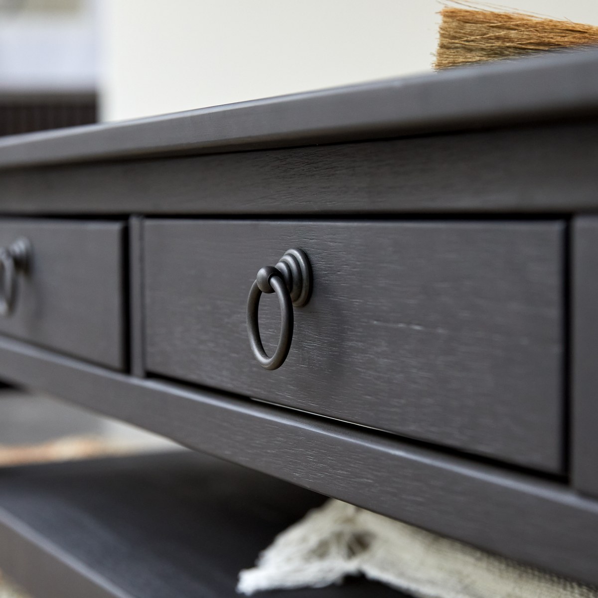 Table basse en Pin massif, THAKI BLACK noir, TIKAMOON