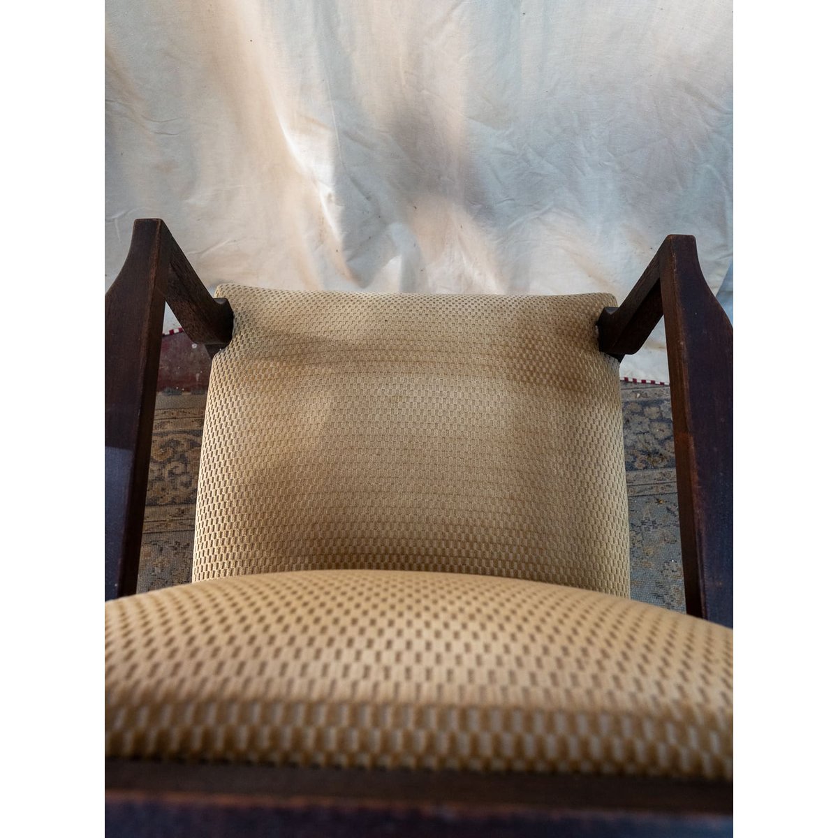 Fauteuil en velours beige Ernest N°831 - Bon état bois foncé, DEBONGOUT