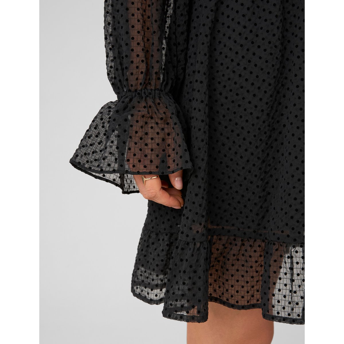Robe courte à volants noir, BZB