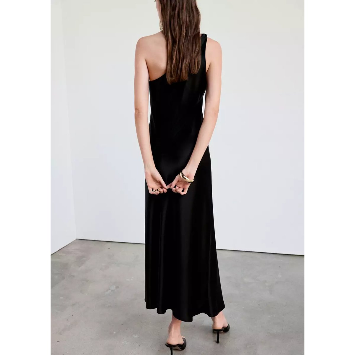 Robe satinée à bretelles perles noir, MANGO