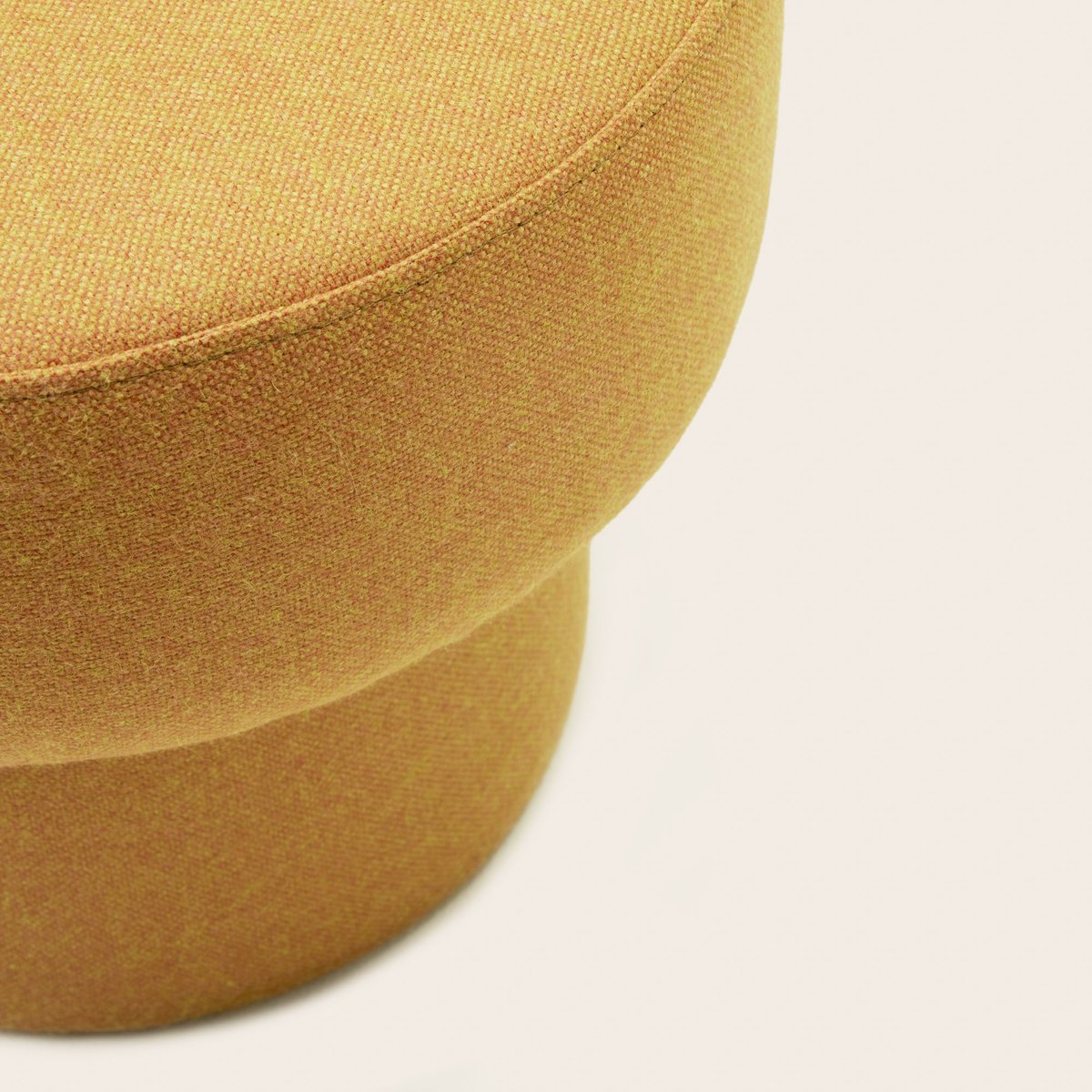 Pouf en velours lumineux POPPIE marcelo ocre jaune, MADURA