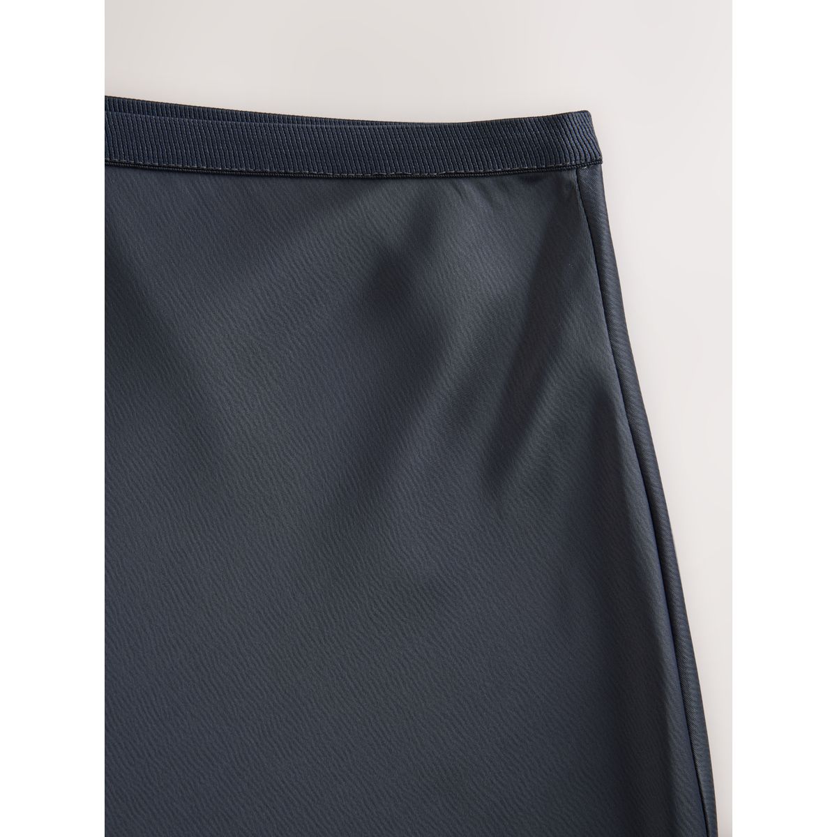 Jupe mi-longue en satin gris foncé, NEXT