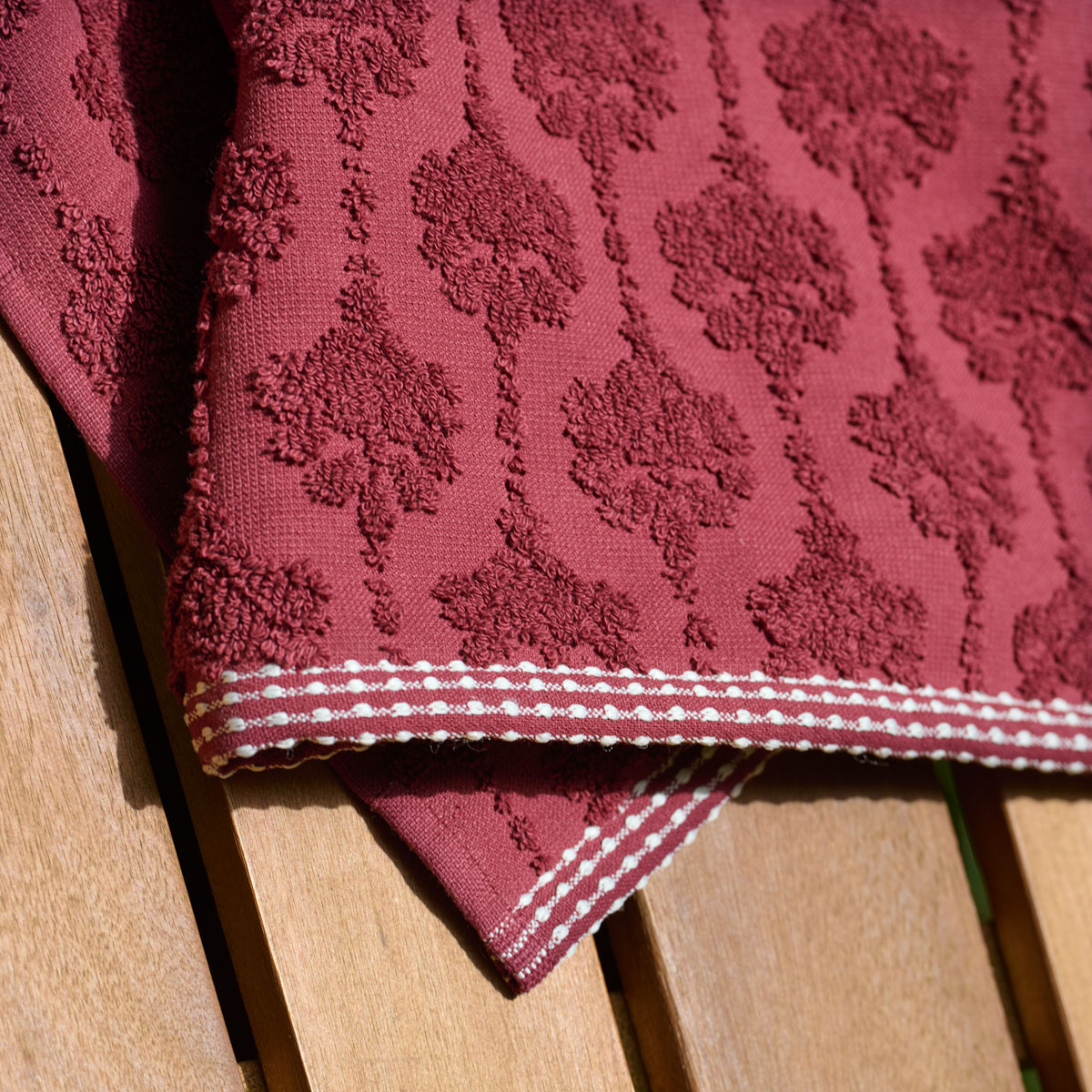 Drap de douche Néroli - Éponge jacquard ciselée prune, TRADITION DES VOSGES