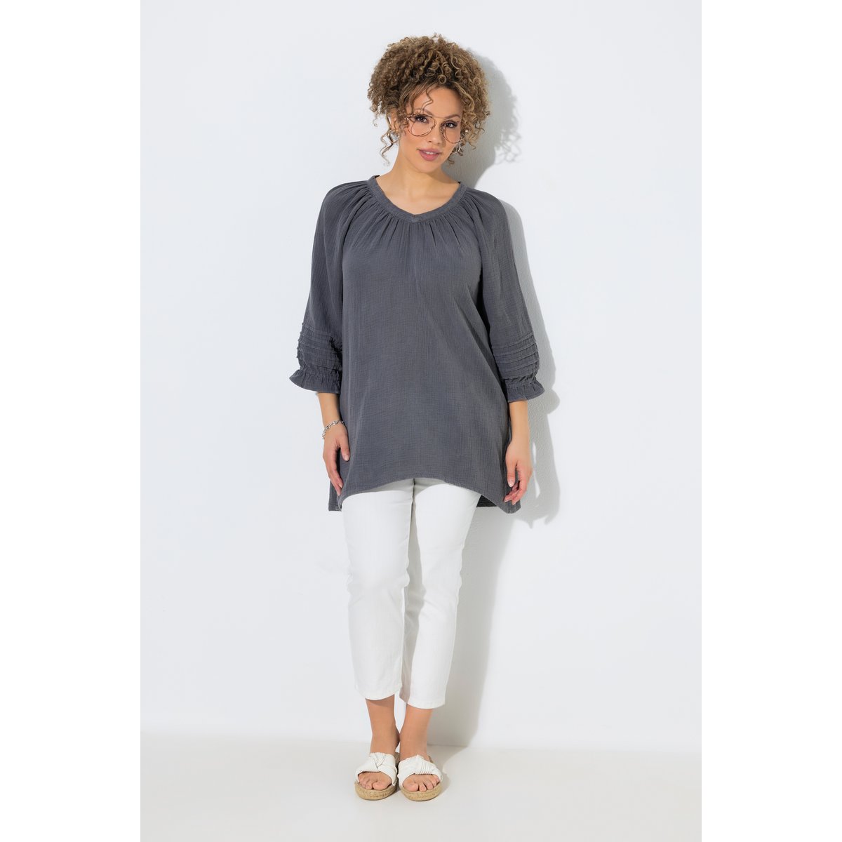 Blouse en mousseline, pinces, coupe A, col V gris graphite, ULLA POPKEN