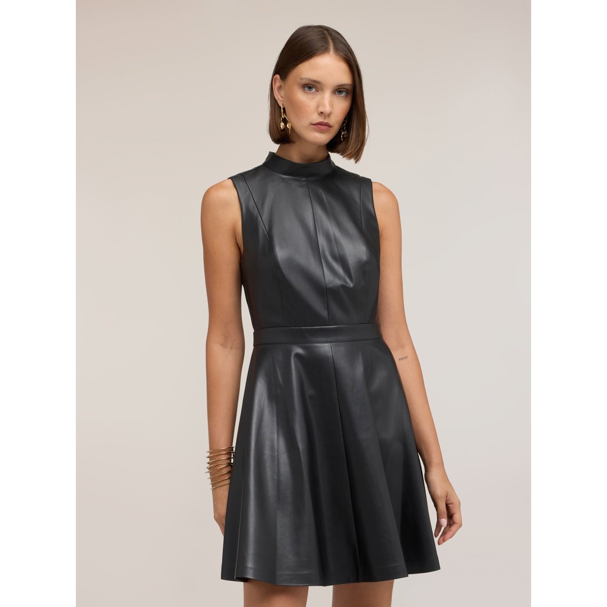 Robe courte évasée à col montant noir, MOTIVI