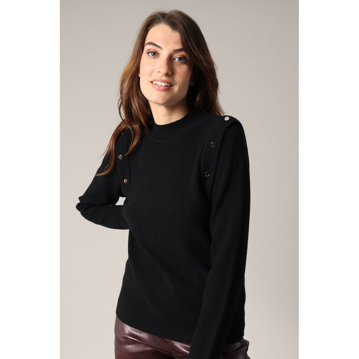 Pull col montant avec détails de boutons fantaisie MATYCIA black, DEELUXE