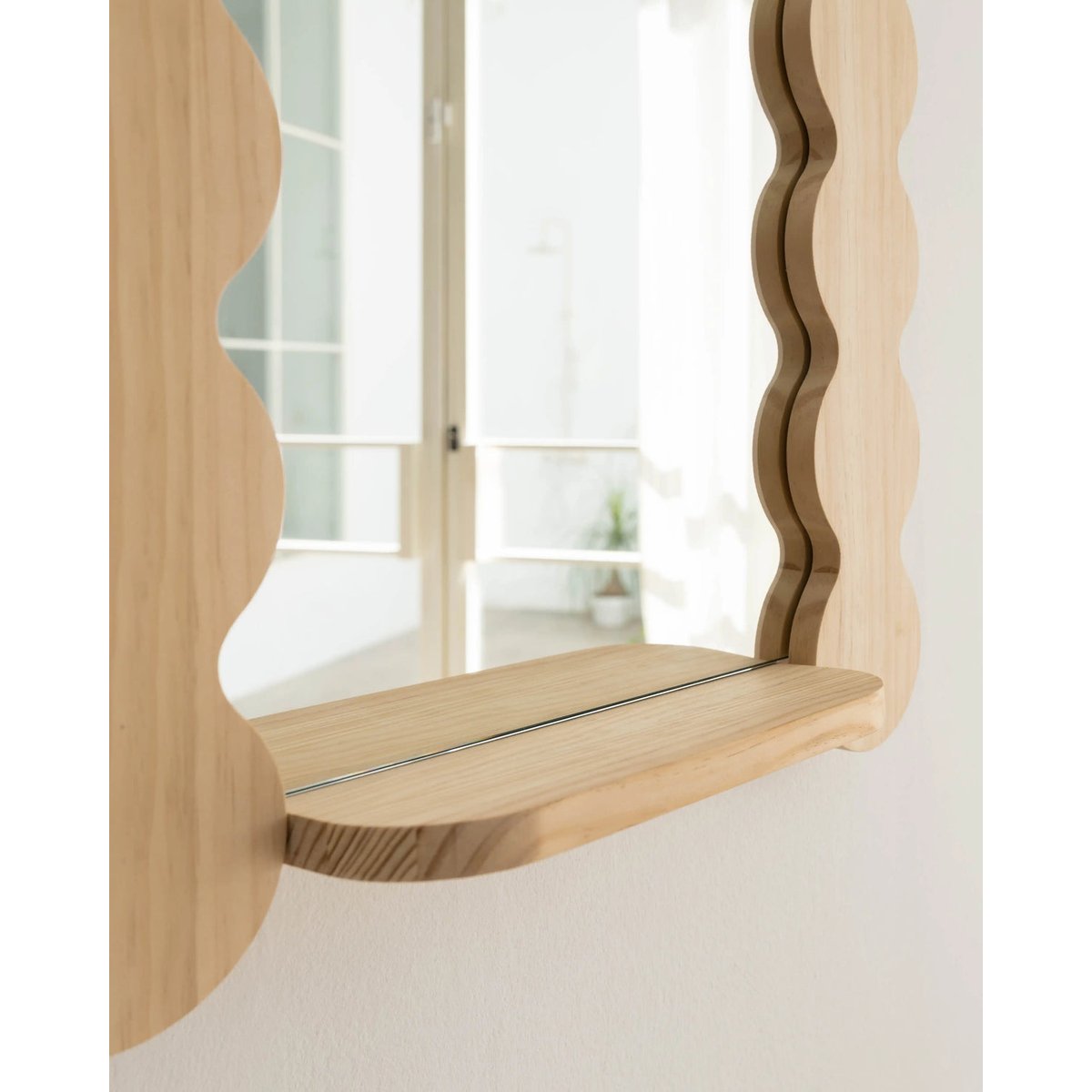 Miroir en pin verni avec étagère 77 cm SALADETA bois clair, NAAN FURNITURE