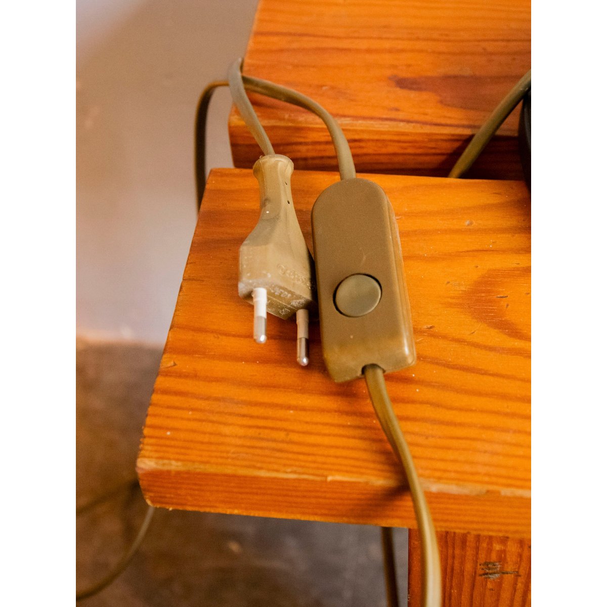 Lampe en fer forgé à la structure robuste Suzanne N°636 - Bon état métal, DEBONGOUT