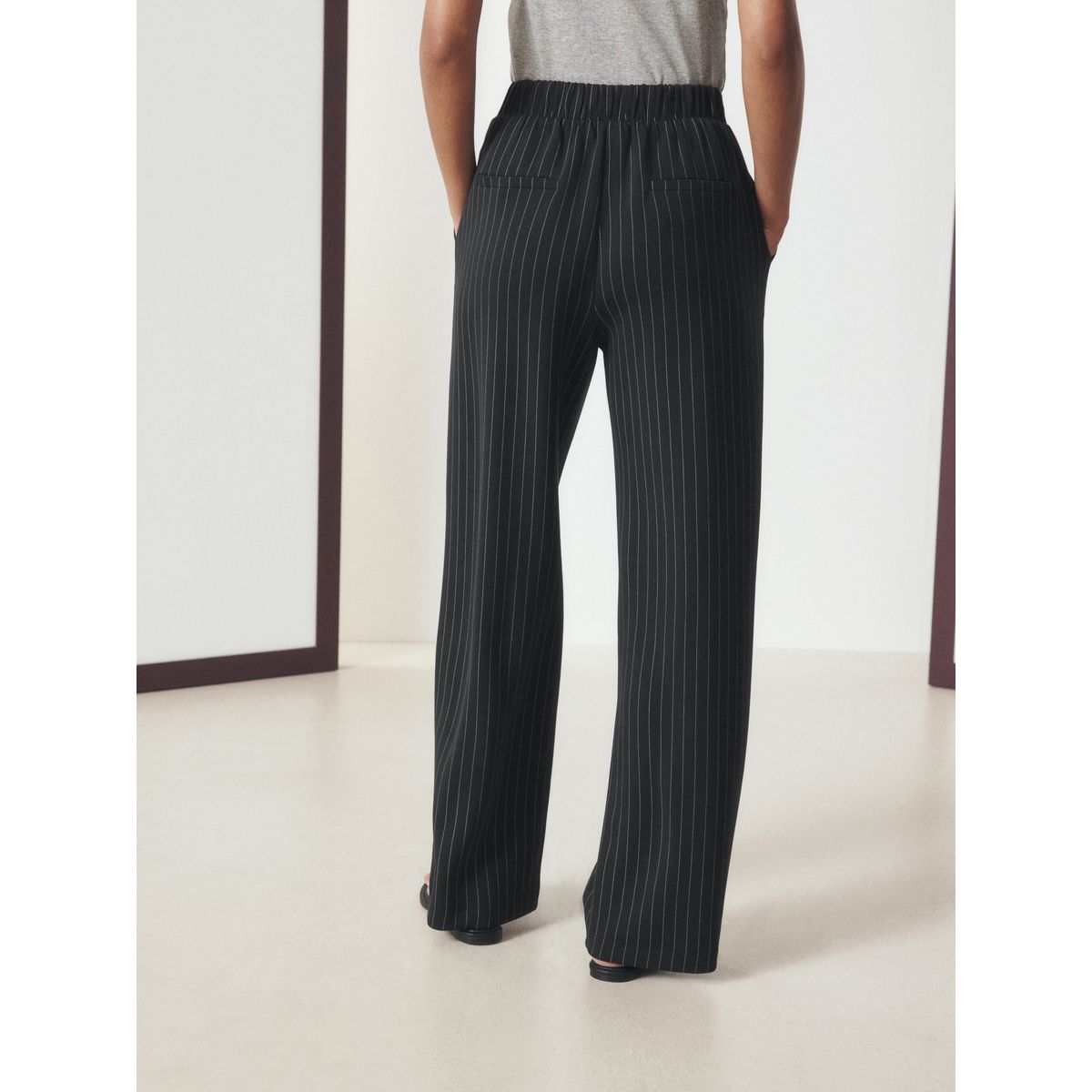 Pantalon fluide plissé à fines rayures noir, NEXT