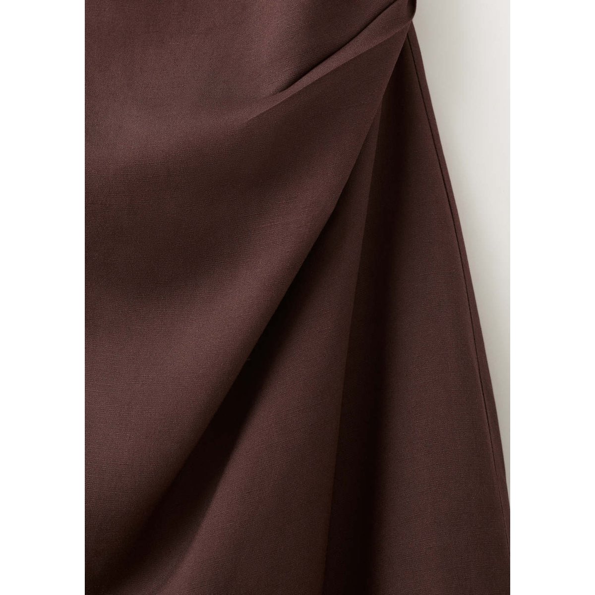 Robe froncée sur le côté avec nœud marron, MANGO