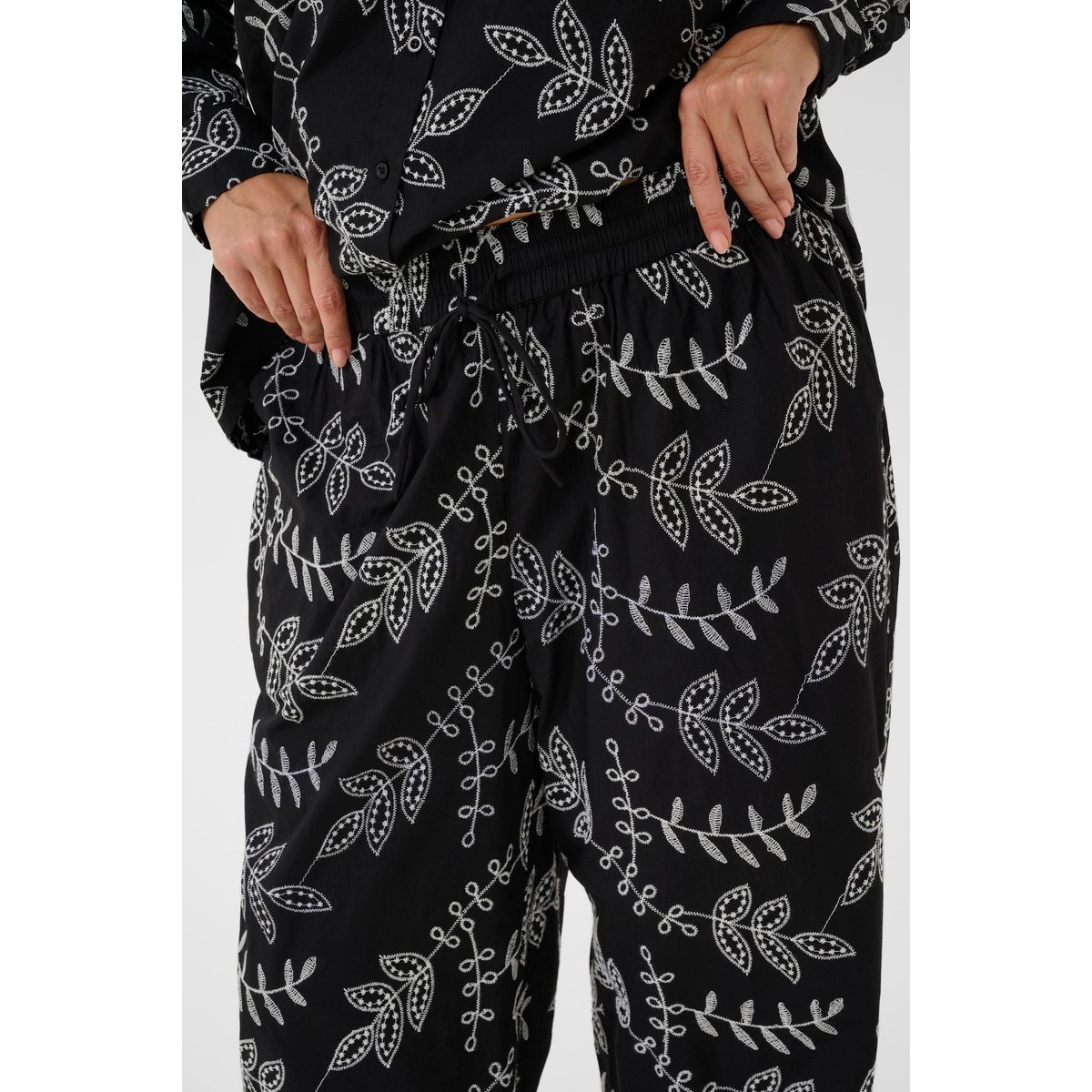 Pantalon casual noir blanc black chalk embroidery, KAFFE CURVE