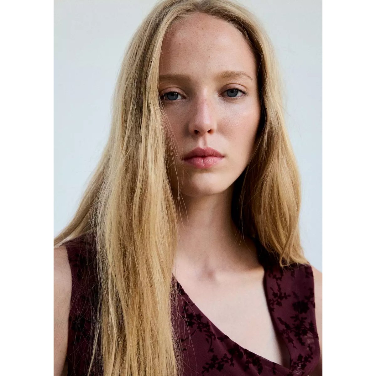 Robe asymétrique en tissu dévoré bordeaux, MANGO