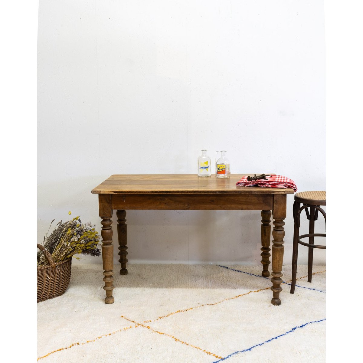 Table à manger en bois Romy N°527 - Bon état bois foncé, DEBONGOUT
