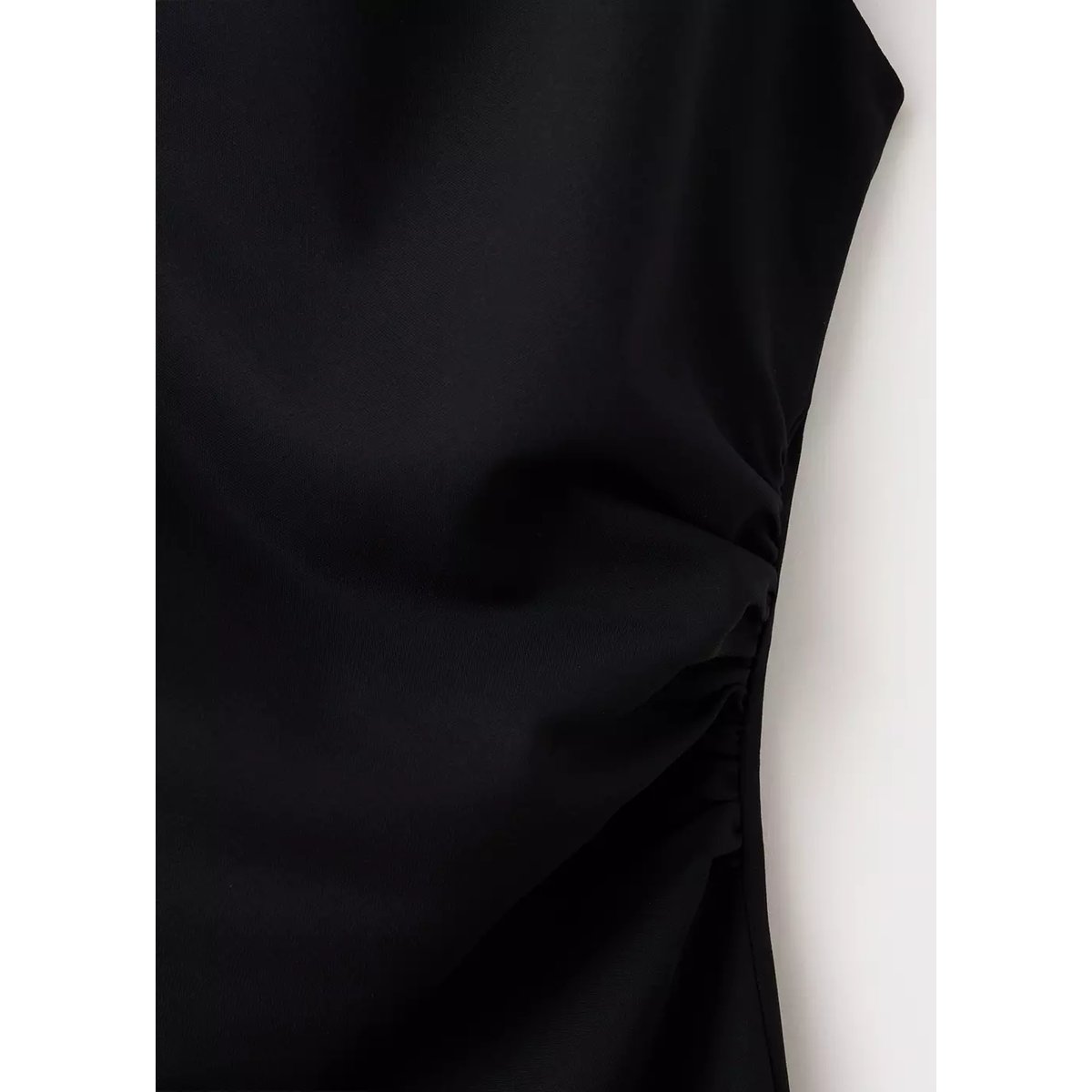 Robe asymétrique détail métallisé noir, MANGO