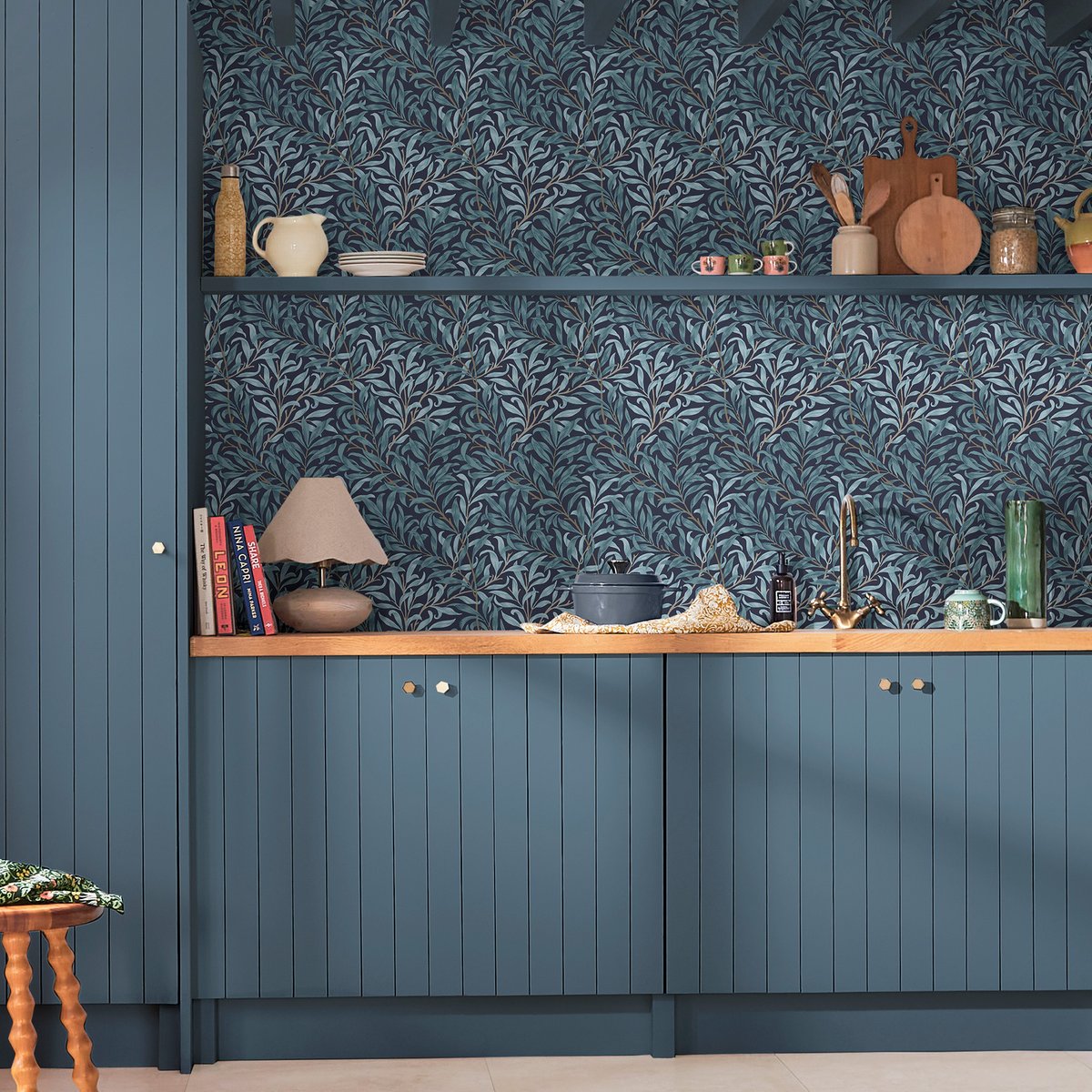 Papier peint Feuillage de saule du soir bleu sur fond bleu profond, WILLIAM MORRIS AT HOME