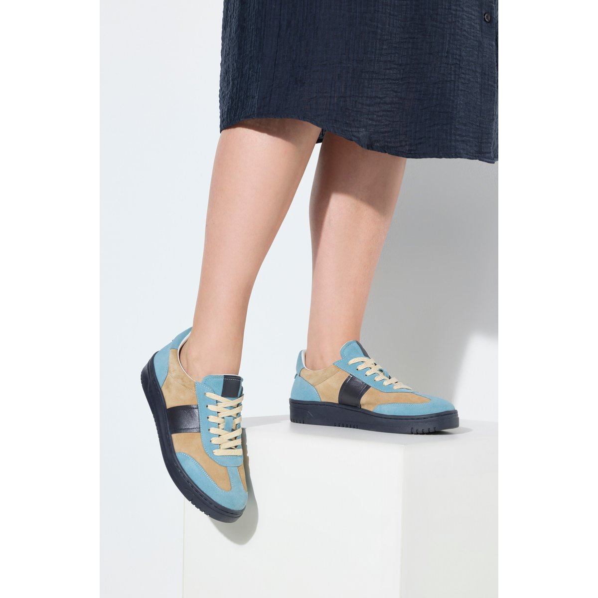 Sneakers en cuir suédé, largeur H , pied large bleu encre, ULLA POPKEN