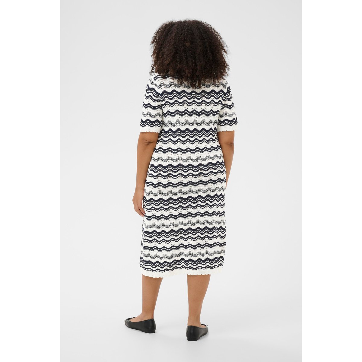 Robe blanc chalk/midnight m. wavy lines, KAFFE CURVE